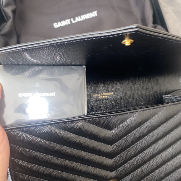 AUTHENTIC MONOGRAM CLUTCH IN QUILTED GRAIN DE POUDRE EMBOSSED LEATHER - Picture 3 of 10